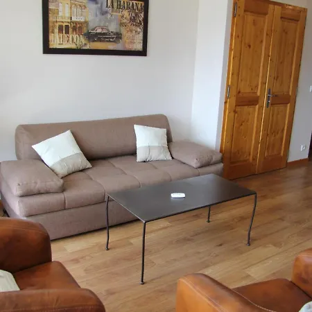 Apartment Au Centre Du Village, Proche Des Stations De - 4 Personnes - Fr-1-459-163